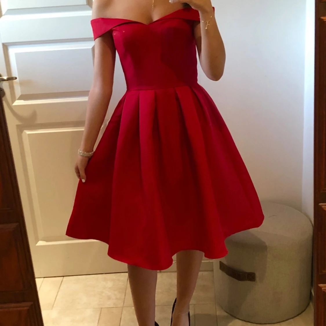 Röd offshoulder klänning från Chi Chi London