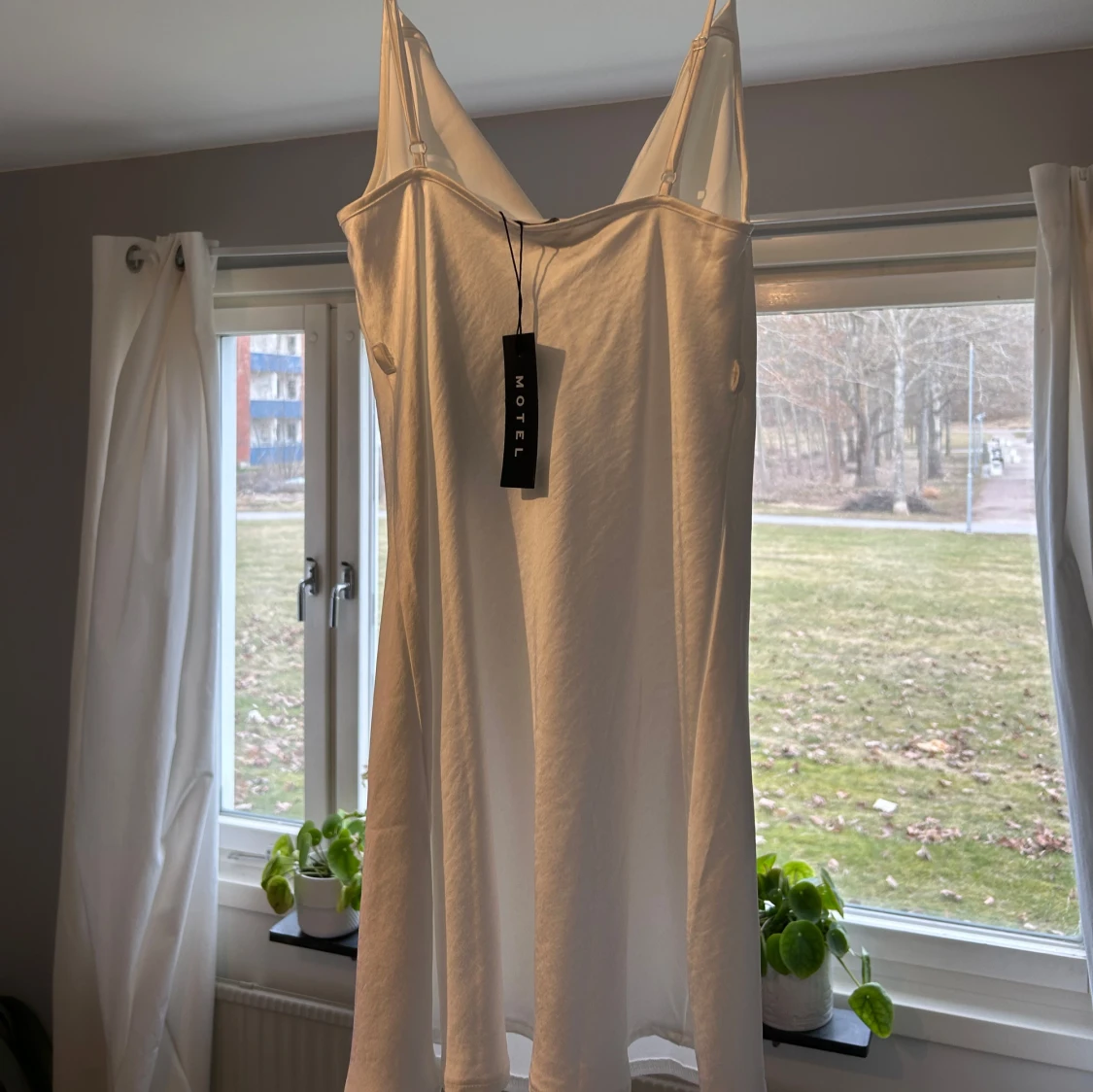 Vit klänning från Motel (Pavia Dress Ivory)  - 3