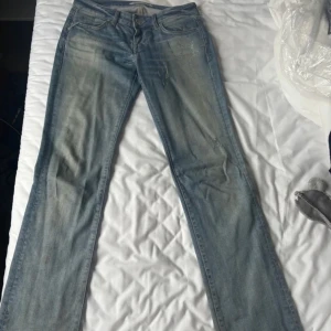 Lågmidjade jeans - Jättesnygga Lågmidjade jeans från Fornanina. Ändå defekten är ett hål på vänster ficka där bak