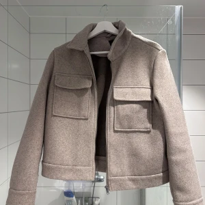 Beige jacka från Pieces - Säljer en stilren beige jacka från Pieces. Knappt använd så i väldigt bra skick! Storlek M men liten i storlek 