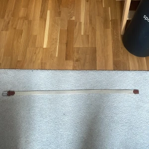 Beige flätat bälte med bruna detaljer - Snyggt beige flätat bälte med bruna läderdetaljer , ett stilrent silverfärgat spänne och är 105cm. Perfekt för att ge en touch av stil till din outfit. Passar bra till både jeans och chinos. Skriv vid minsta fundering😁