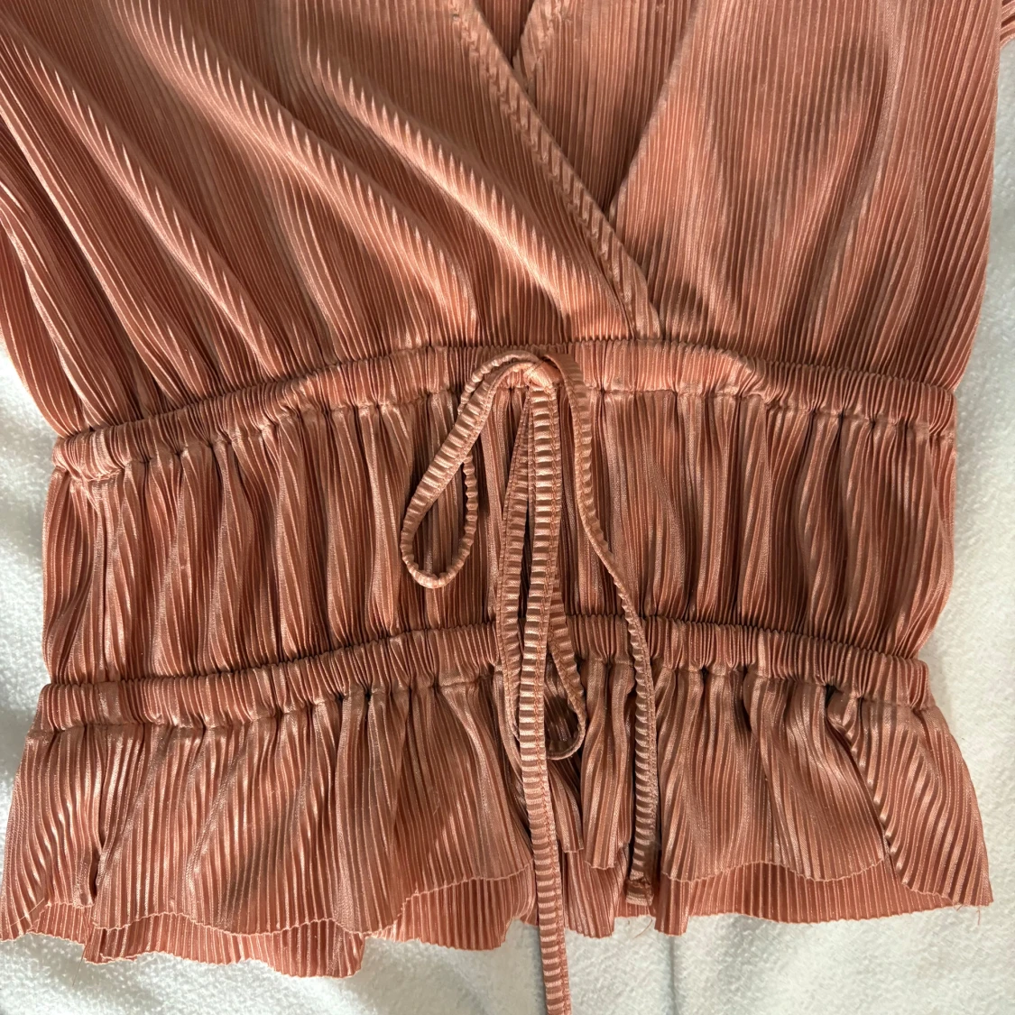 Rostfärgad omlottopp med knytband - 1