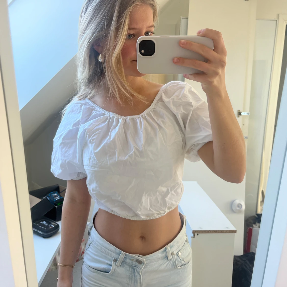 Vit blus med öppen rygg och knytband