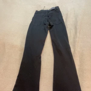 Svarta byxor från Lindex - Snygga svarta byxor från Lindex med bootcut-stil mid waist . Typ ej använda säljer då dom är för små. Priser kan diskuteras 