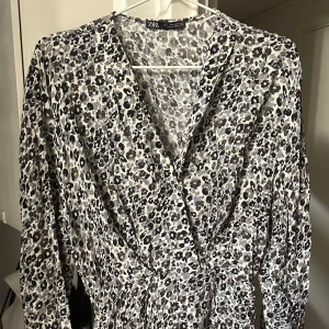 Mönstrad klänning från Zara - Säljer denna klänning då ja aldrig använder den! Super bra skick!!