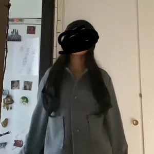 Grå kappa - Snygg grå kappa med knappar framtill. Perfekt för kyligare dagar och ger en stilren look. Passar bra till både vardag och mer uppklädda tillfällen.