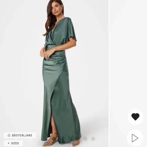 Klänning - Superfin klänning från bubbleroom i strl 38. Nypris 1299kr. Den är helt oanvänd men de är försent att skicka tillbaka💞