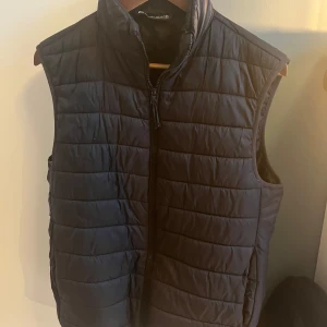 Svart väst från zara  - En clean svart väst från zara i jättebra skick. Hör av dig vid frågor eller fler bilder 