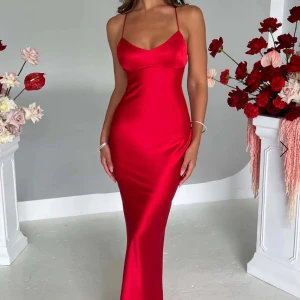 Röd långklänning med smala axelband - Superfin röd balklänning ifrån Baby Boo i storlek XS! aldrig använd helt ny!