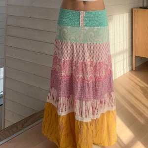 Gullig långkjol💗🙌🏻😚 - Var från början en klänning men använder den som kjol!!💗 Den har tyvärr dock blivit för kort för mig och jag är 1,64❣️