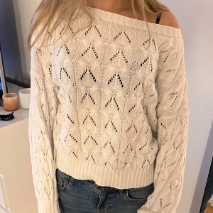 Vit stickad tröja från ONLY - En så snygg vit lite tunnare stickad tröja från Only i stl S. Endast använd några gånger, superfint skick🌸 