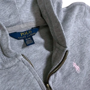 Ralph Lauren grå Zipper/Hoodie  - Använd, men i bra skick, äkta såklart. Storlek XL youth, vilket motsvarar ungefär storlek XS. Skriv vid minsta fundering..