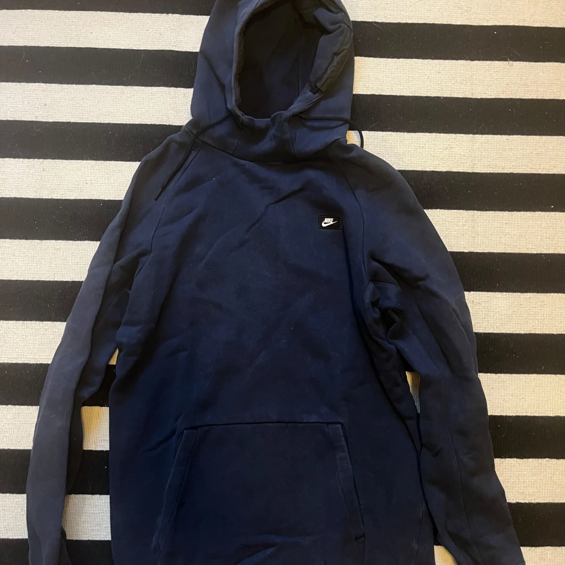 Mörkblå hoodie från Nike