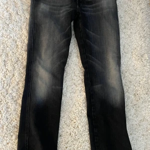 Svarta jeans från Nudie Jeans - Säljer ett par sten tvättade nudie jeans, modell Slim Jim Black lotus. De är bara att höra av er vid frågor😊