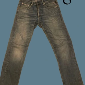 Blå jeans från Replay - Snygga blå jeans från Replay i modellen Grover. De har en klassisk femficksdesign och en bekväm passform. Perfekta för en avslappnad stil.