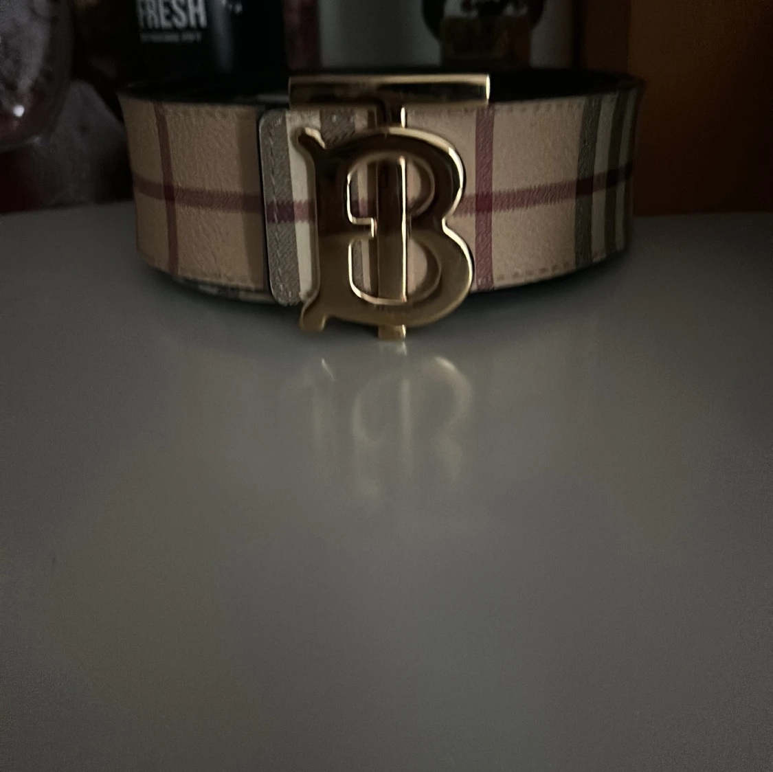 Rutig bälte med guldspänne