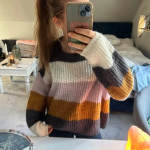 Randig stickad tröja  - Säljer en mysig stickad tröja från Jacqueline de YONG. Tröjan har långa ärmar och en rund halsringning. Väldigt fin passform. 