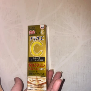 Melano CC Vitamin C Essence - Melano CC Vitamin C Essence är en populär produkt från Japan som hjälper till att reducera mörka fläckar och jämna ut hudtonen. Förpackningen är guldfärgad med japansk text och innehåller en koncentrerad formel med vitamin C och E.