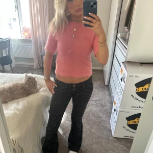 Rosa fluffig tröja - Rosa stickad ”fluffig” tröja! Super söt o jätte fin färg till vår/sommar!!! Köpt i Paris för 1 år sen o använd fåtal gånger sen dess