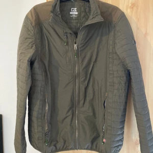 Grön fet hybrid jacka  - Säljer en riktigt fet cardigan som är i storlek Xl men funkar för L. Priset kan diskuteras och hör av er kring minsta funderingar 😃