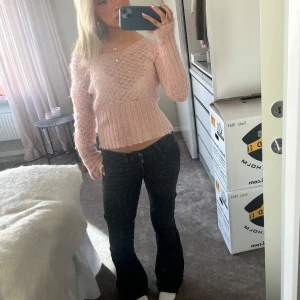 Rosa stickad tröja - Säljer en söt rosa stickad tröja med ett fint mönster. Super fin till vår/sommar💗