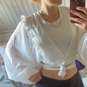 Vitblus - Aldrig använd. fin topp att ha under sommaren. 