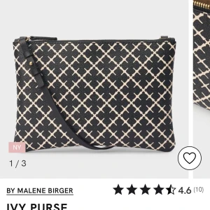 Svart och vit axelväska från By Malene Birger - Snygg axelväska med ett stilrent svart och vitt mönster från By Malene Birger. Väskan har en praktisk dragkedja och en justerbar axelrem. Perfekt för att bära dina nödvändigheter med stil.