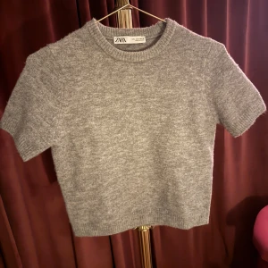 Stickad tröja - Säljer den här fina tröjan🥳🥳 xoxo