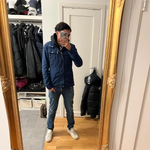 J.Lindberg Bailey Field Jacket - Tjabba! 👋  Säljer en elegant field jacket från J.Lindberg som är perfekt till våren 🌼. Skicket är 9/10, använd bara under vintern detta år. Passar perfekt för dom som är runt 180-185cm 📏  Pris går att diskutera vid intresse av köp.😎