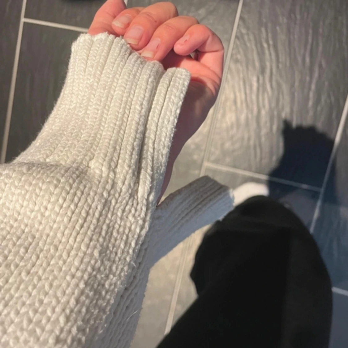 Vit stickad tröja med svarta ränder - 3