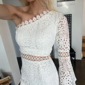 Perfekt studentklänning! - Perfekt studentklänning! Jättefin enarmad klänning ifrån Dennis Maglic! OBS SÄLJS INTE LÄNGRE! Bara använd fåtal gånger, inget tecken på användning  Storlek Xs men tenderar till att vara lite större i storleken. Passar även storlek S. Ordinarie pris 899kr    Student, studentklänning