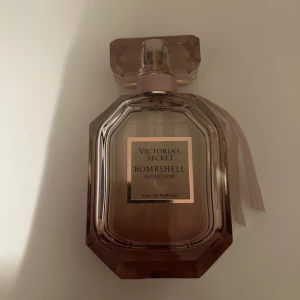 Bombshell Seduction Eau de Parfum från Victoria's Secret - Säljer en elegant flaska av Bombshell Seduction Eau de Parfum från Victoria's Secret. 100ML från början men nu 50 ML.