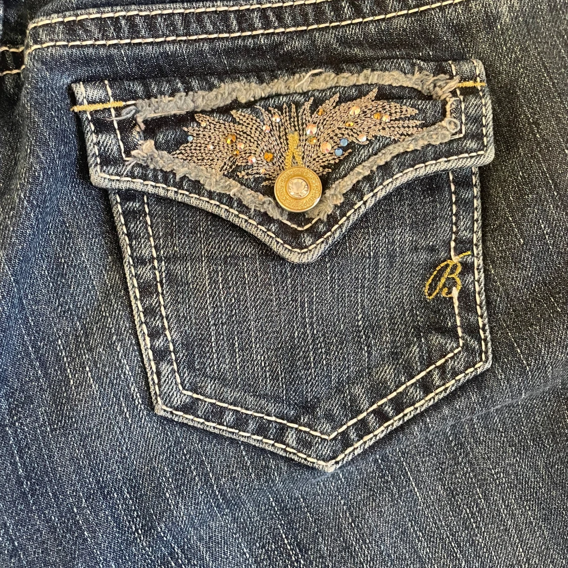 Blå bootcut jeans med broderade fickor - 2