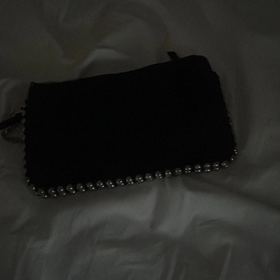 Svart kuvertväska med pärldetaljer