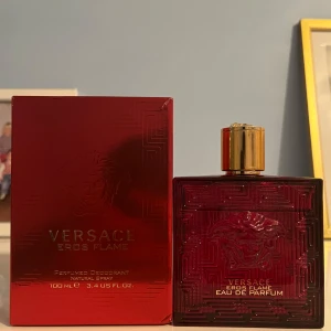 Versace Eros Flame Eau de Parfum 90 ML - Säljer denna Versace Eros då sommaren närmar sig och hade gärna behållt parfymen men jag väljer att sälja den nu då jag fått in en massa fler parfymer och de gånger jag använt den kan jag garantera komplimanger, Flaskan har ungefär 90 ml kvar. Skriv för byten eller köp.