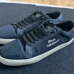 Svarta sneakers från Saint Laurent - Snygga svarta saint laurent ingen skolåda men annars sprillans ny fick den som present av kusinen men var för stor.