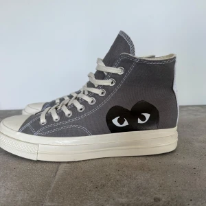Cdg play x converse  - High top sneakers från comme des garcons play x converse  Skorna har vita snören och en klassisk vit sula. Perfekta för en stilren look. Aldrig använda. (obs ingen box)!