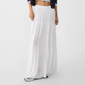 Vit långkjol - Säljer denna vita långkjol från stradivarius 💕 