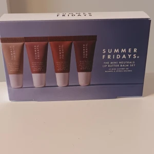 Lip Butter Balm Set från Summer Fridays - Set med två läppbalsam i olika nyanser: Iced Coffee och Brown Sugar. Varje tub innehåller 5 g av mjukgörande läppbalsam som ger näring och fukt till läpparna. Perfekt för att hålla läpparna mjuka och återfuktade hela dagen. Säljer bara 2 av dom, helt oanvända.