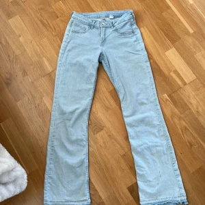 Ljusblå bootcut jeans - Jättesnygga ljusblå low waist jeans, jeansen är uppfransade nere vid byxkanten. De har även små fläckar vid höger ben som inte går bort i tvätten. Där med det billiga priset, bara att höra av sig vid frågor!💗