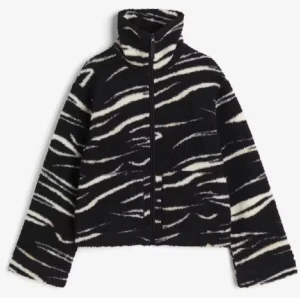 Svart och vit teddyjacka med zebramönster - Snygg och trendig teddyjacka i svart och vitt med zebramönster. Säljer för att den är för liten. Skriv för fler bilder. Priset kan diskuteras💗