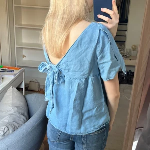 Topp - Så himla gullig topp med låg rygg och rosett baktill. Från Massimo Dutti! ❤️❤️ Stl M men passar mig med XS/S