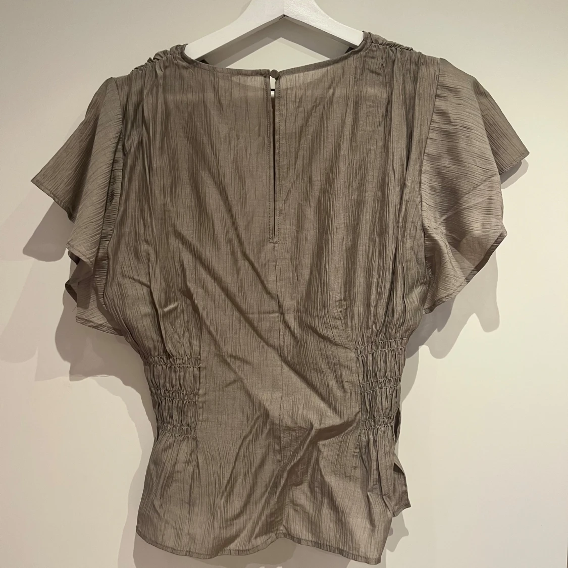 Beige blus med korta ärmar - 1