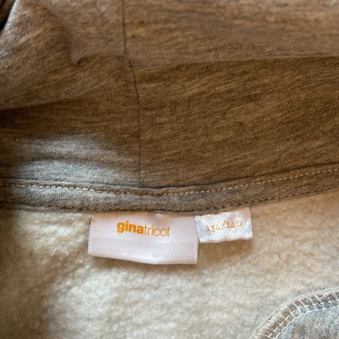 Hoodie ginatricot med tryck  - 2