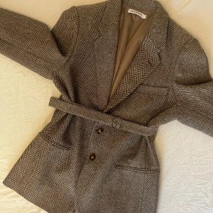 Adoore Blazer - Säljer nu min klassiska Adoore Blazer då den inte kommit mycket till användning. Den är i mycket bra skick, inga defekter alls. En riktig guldklimp som varit slutsåld på hemsidan sedan länge🌹