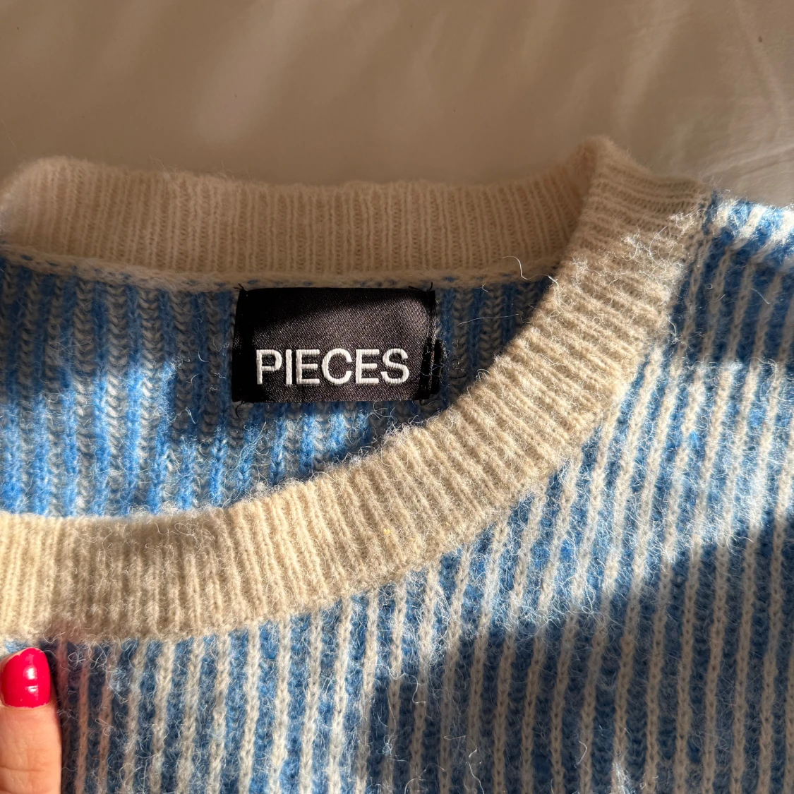 Blå och vit randig tröja - 1