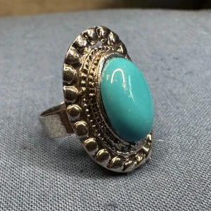 Vacker vintagering med turkos – ädelsten som är symbol för skydd, balans & intuition - Fantastisk vintage silverring med en vacker turkos ädelsten! Justerbar storlek för perfekt passform.  Turkos är en sten med djup symbolik – den sägs ge skydd, stärka intuition och skapa balans i livet. I många kulturer har den använts som en amulett för lycka och harmoni.  Mått: • Höjd: 2,7 cm • Bredd: 2 cm • Innerdiameter: 1,7 cm (justerbar)  Perfekt för dig som älskar vintage, boho eller spirituell estetik! Skickas väl paketerad.