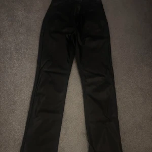 Svarta skinn byxor - Jätte snygga skinn byxor i jättebra skick, dom är nästan aldrig använda och passar jättebra.