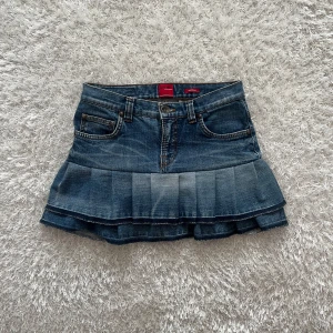 Jeanskjol med volang - Lågmidjad jeanskjol omsydd från ett par jeans. Midjemått tvärsöver - 36cm Längd- 33cm