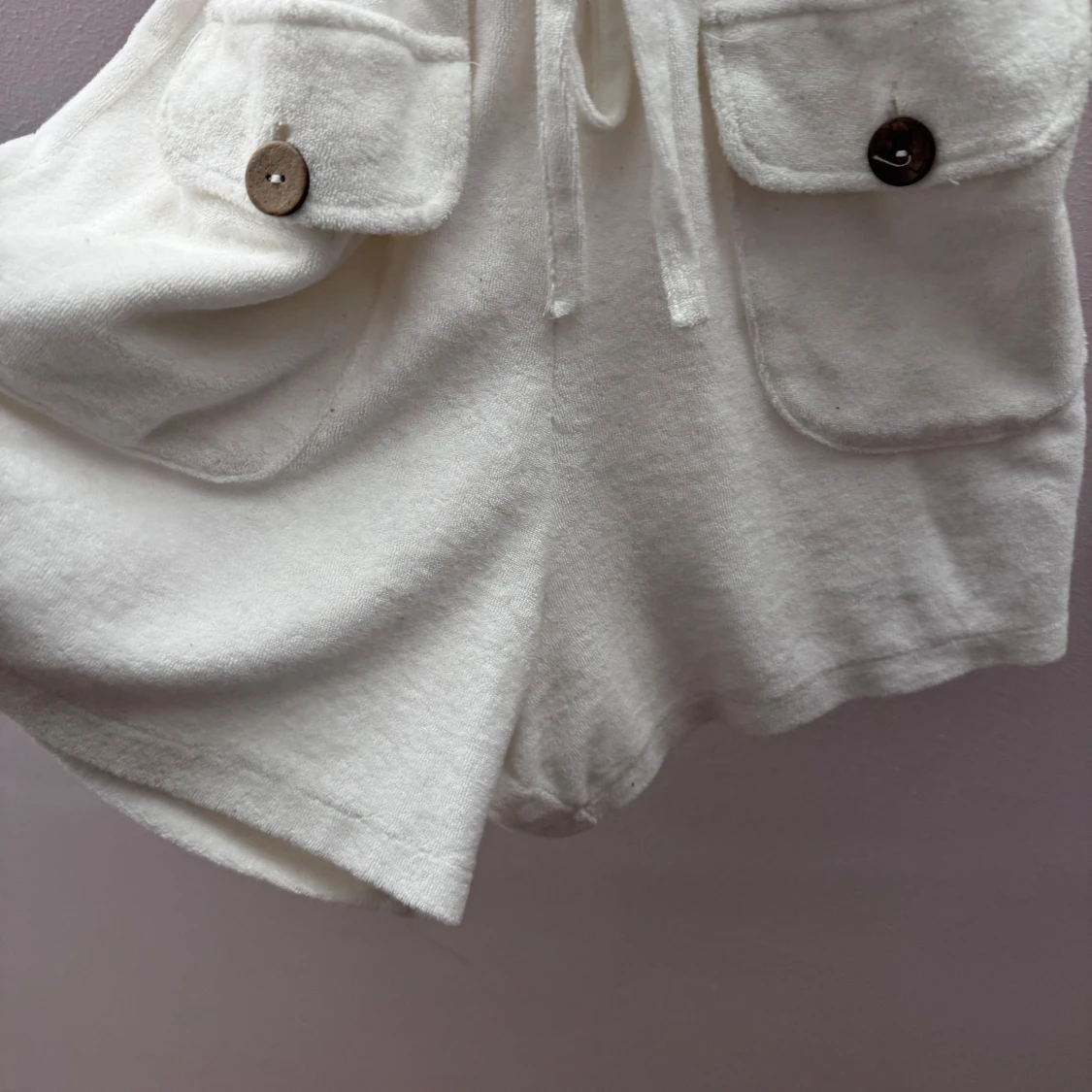 Vit ärmlös jumpsuit med knappar - 1